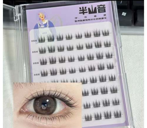 宿舍温馨:金发留学生的无乳胶假睫毛上妆