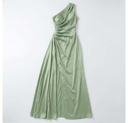 镜中试穿缎面长裙的惊喜