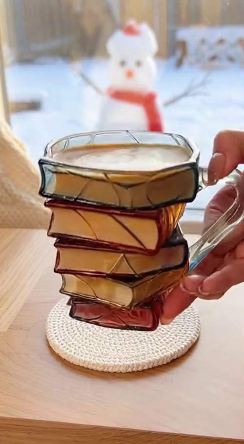 温馨冬日清晨与书本造型杯