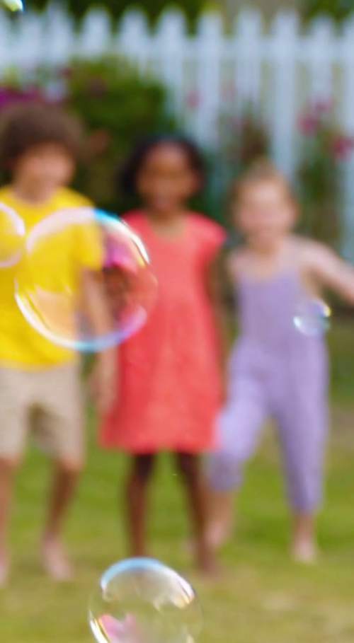 后院彩色泡泡机儿童嬉戏