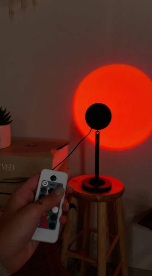 夜间暖光下的温馨角落