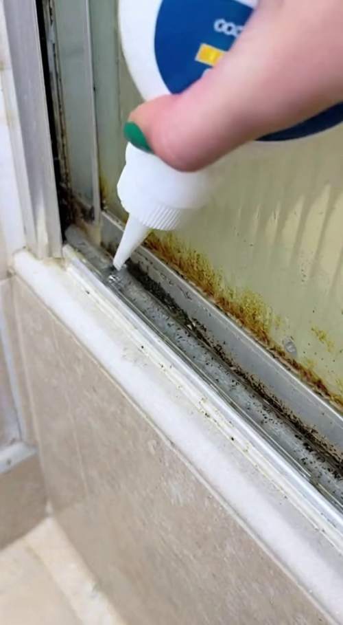 淋浴门霉斑清洁前后惊人对比