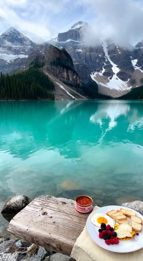 冰川碧湖边的静谧早餐