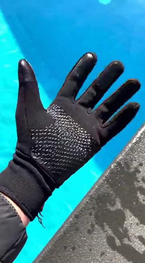 防水保暖触屏手套演示
