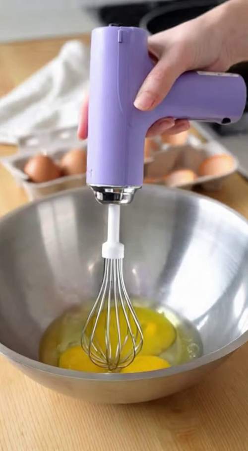 第一视角:紫色T型手持打蛋器打发蛋白并倒入热油冲洗