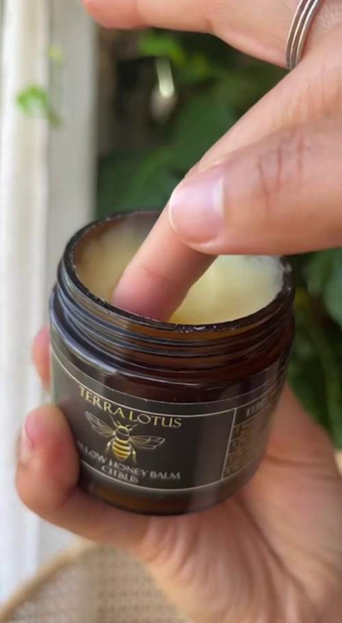 草饲牛脂蜂蜜面霜质感特写