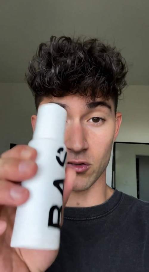 出门前:Evan用BASED发粉做最后检查