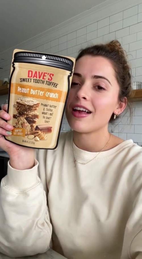 女孩试吃太妃糖的真实反应