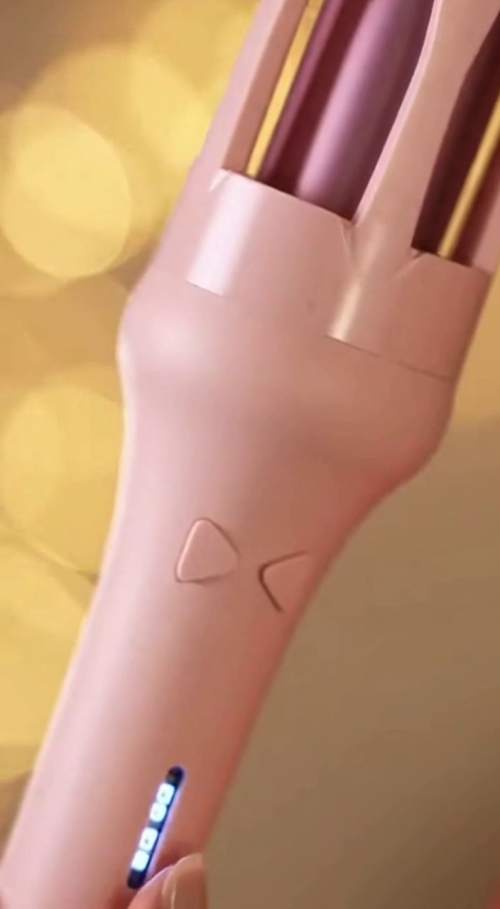 红裙留学生的温馨卷发约会准备