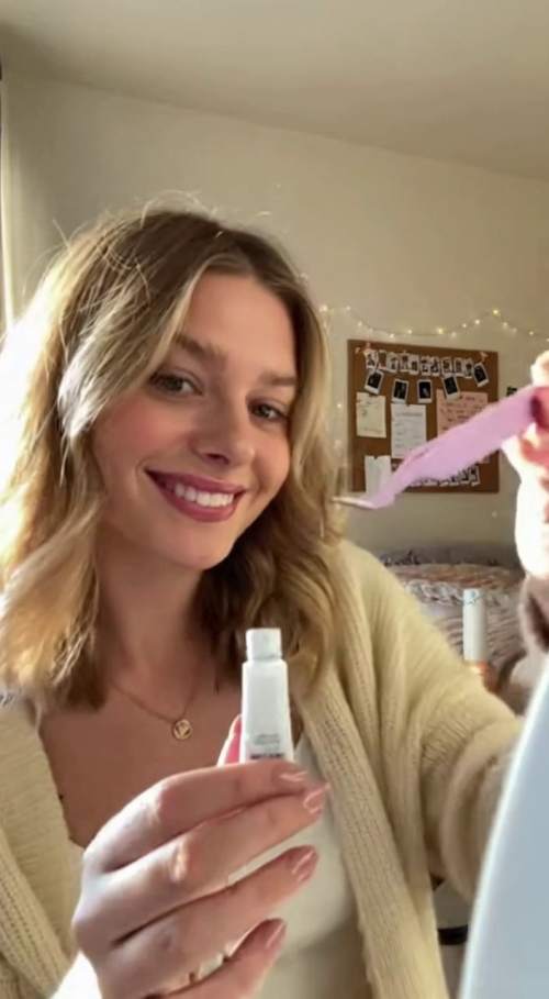 宿舍温馨:金发留学生的无乳胶假睫毛上妆